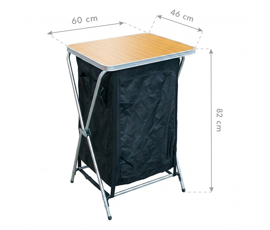 Faltbarer Campingtisch mit Stauraum, mit hellbrauner Tischplatte und schwarzem Stofffach. Maße: 60x46x82 cm.