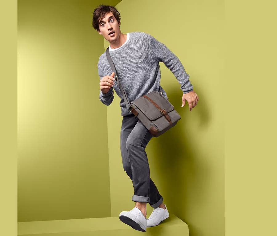 Mann posiert mit Crossbag.