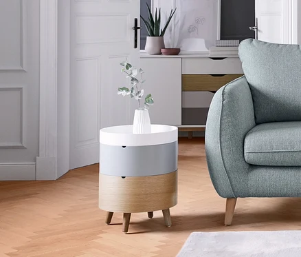Wohnzimmer mit Sofa, Couchtisch und Stehleuchte »Dreibein«, Holz.