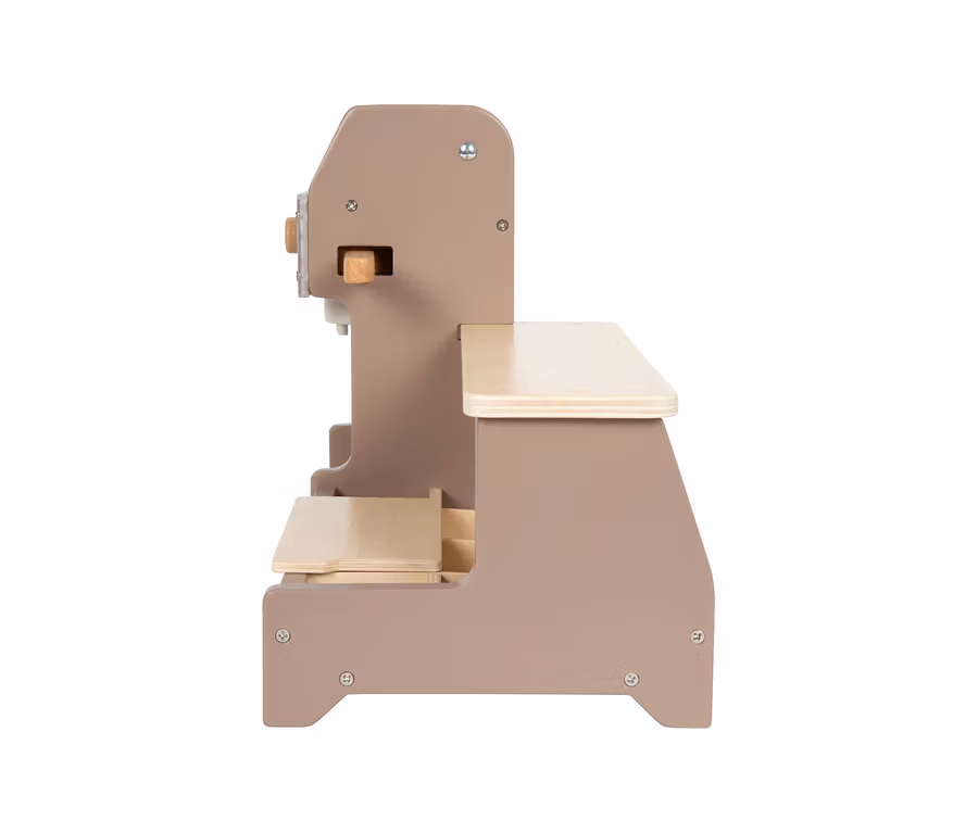 Ein hellbraunes small foot Barista-Set aus Holz mit Naturholz-Akzenten, bestehend aus einer Kaffeemaschine mit Spender, Knopf und einer mehrstufigen Plattform, von der Seite gezeigt.