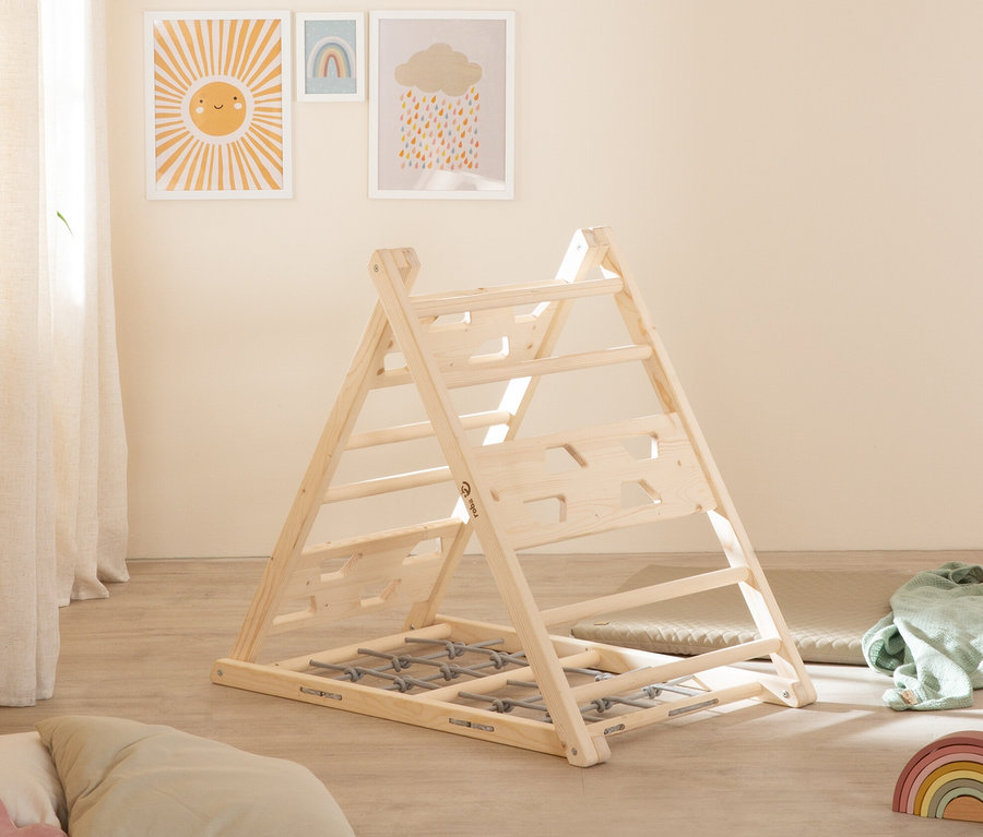 Ein roba Kletterdreieck steht in einem Kinderzimmer.