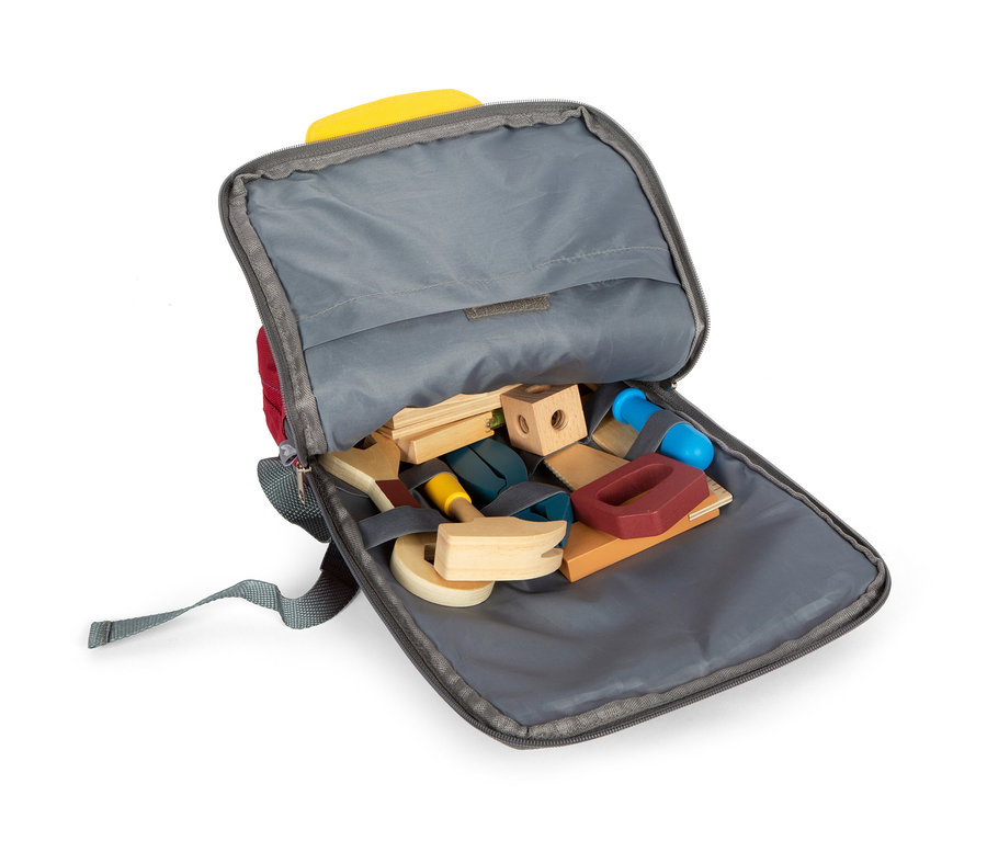 Offener grauer Rucksack gefüllt mit Holzspielzeug, darunter Blöcke, Schraubenschlüssel und ein Hammer. small foot Werkzeugrucksack »Workshop«