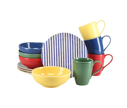 creaTable Kaffeeservice: Bunte Schalen (blau, grün, rot, gelb), ein weißer Teller mit blauen Streifen und gestapelte Tassen (rot, blau, gelb, grün).