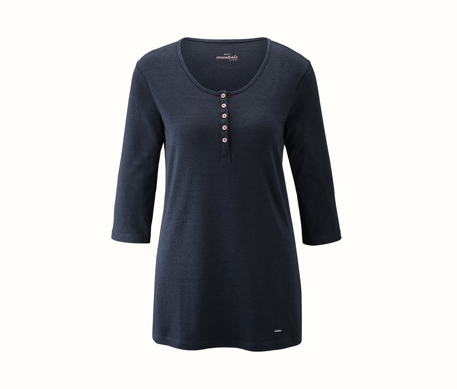 Dunkelblauer Pyjama mit langen Ärmeln und Knöpfen.