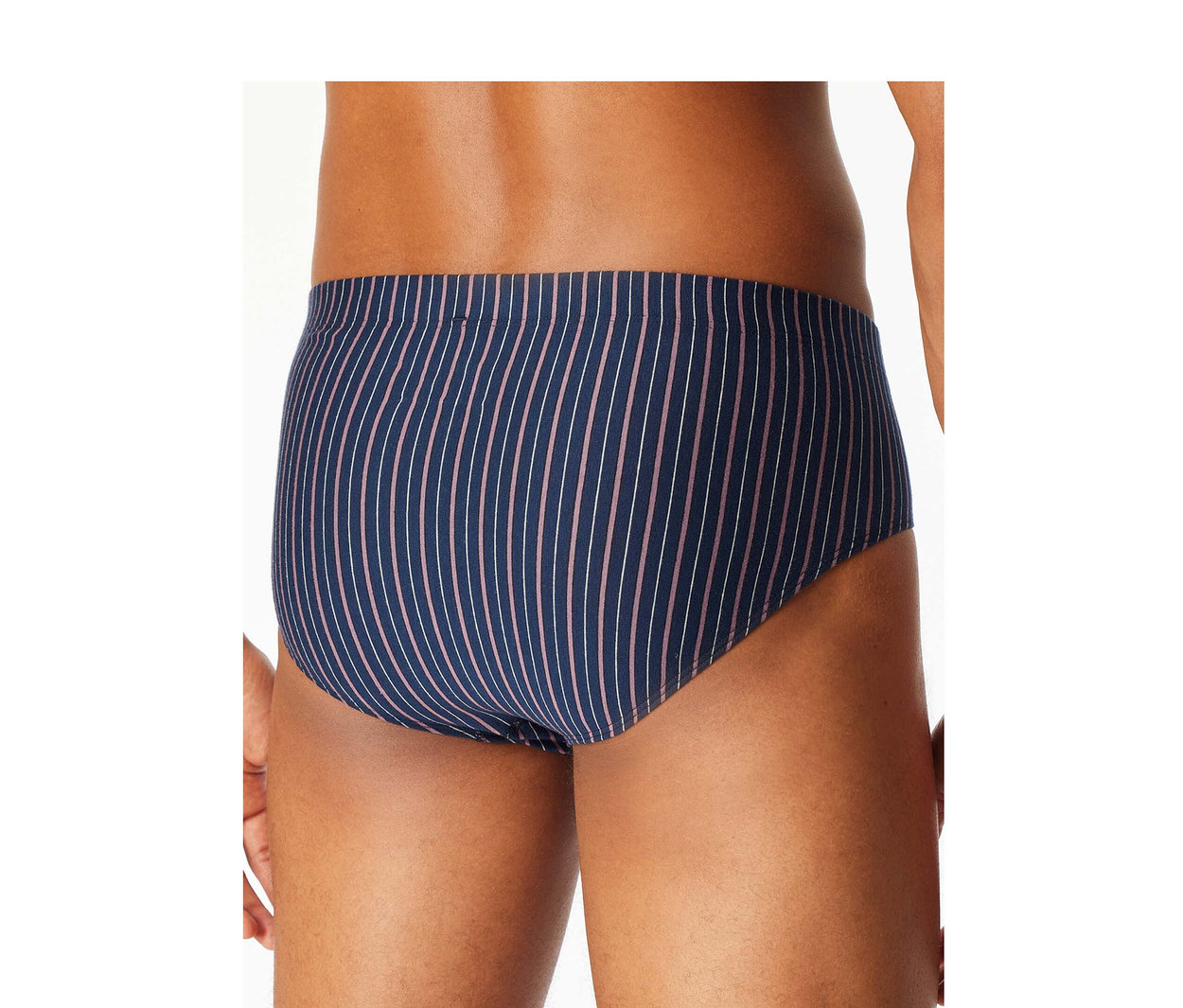Rückenansicht einer Person, die einen dunkelblauen SCHIESSER Slip mit dünnen rosa und weißen vertikalen Streifen trägt.