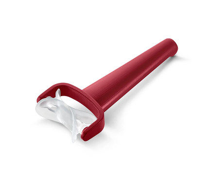 Ein roter Keksroller liegt auf einem weißen Hintergrund.