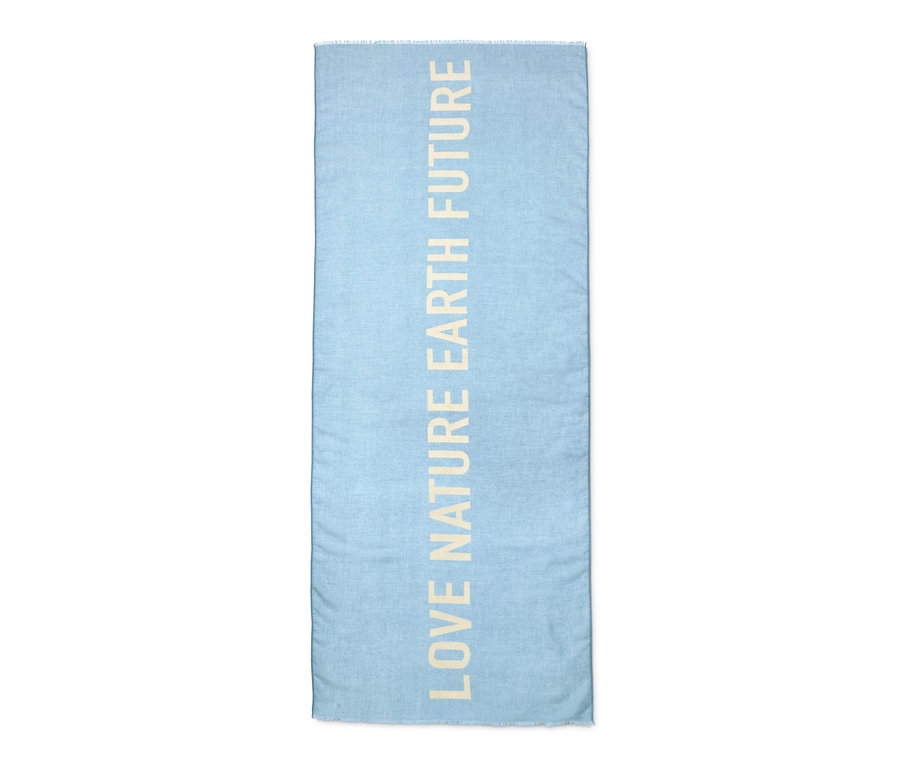 Hellblauer Webschal mit dem Aufdruck "LOVE NATURE EARTH FUTURE".