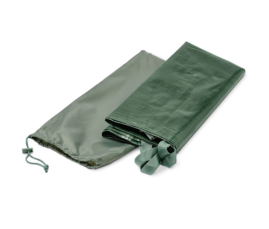 Eine ca. 150 x 150 cm große Gartenarbeitsfolie, zusammengefaltet neben der Verpackung.