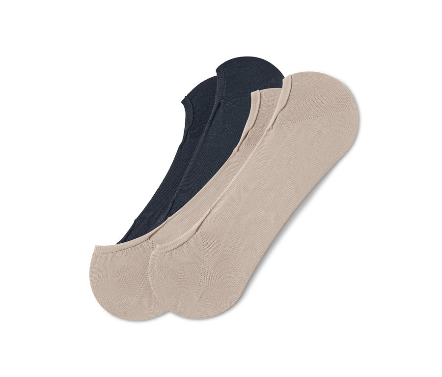 Zwei Paar beiger und ein Paar marineblauer Füßlinge.