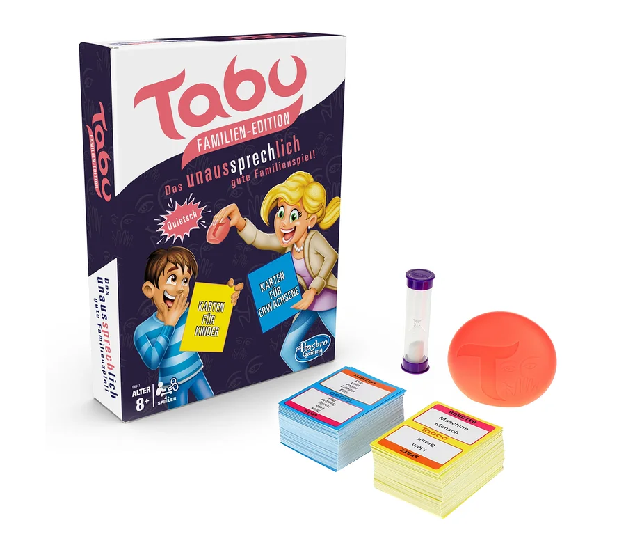 Abgebildet ist die Familien-Edition von Hasbro »Tabu« zusammen mit Karten, einer Sanduhr und einem orangefarbenen Ball.