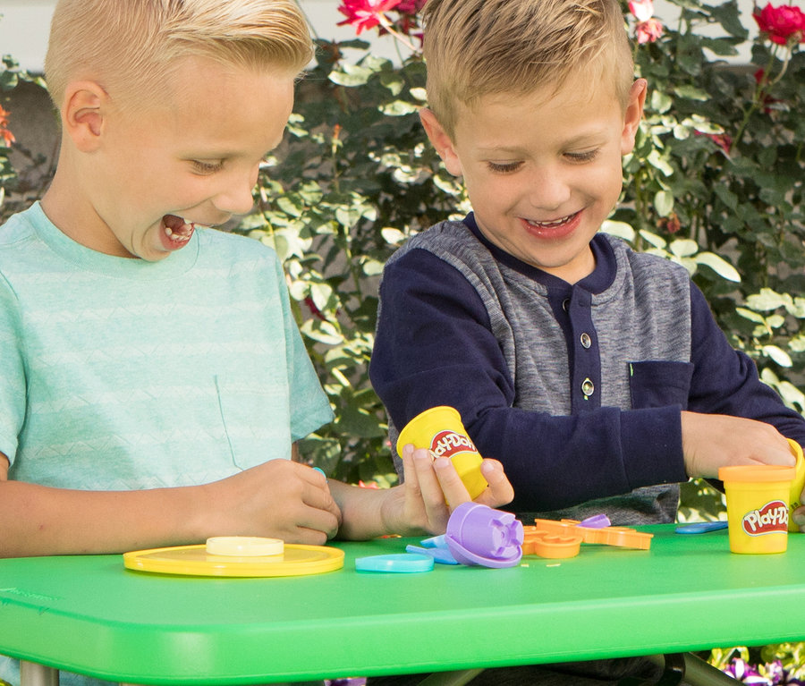Zwei Jungen spielen mit Knete auf einem grünen LIFETIME-Kinder-Picknicktisch »80094G«.