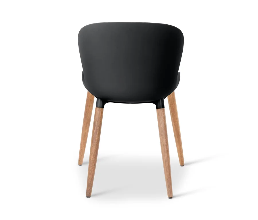 Detailansicht von hinten eines schwarzen Schalenstuhls aus recyceltem Kunststoff mit Holzbeinen.