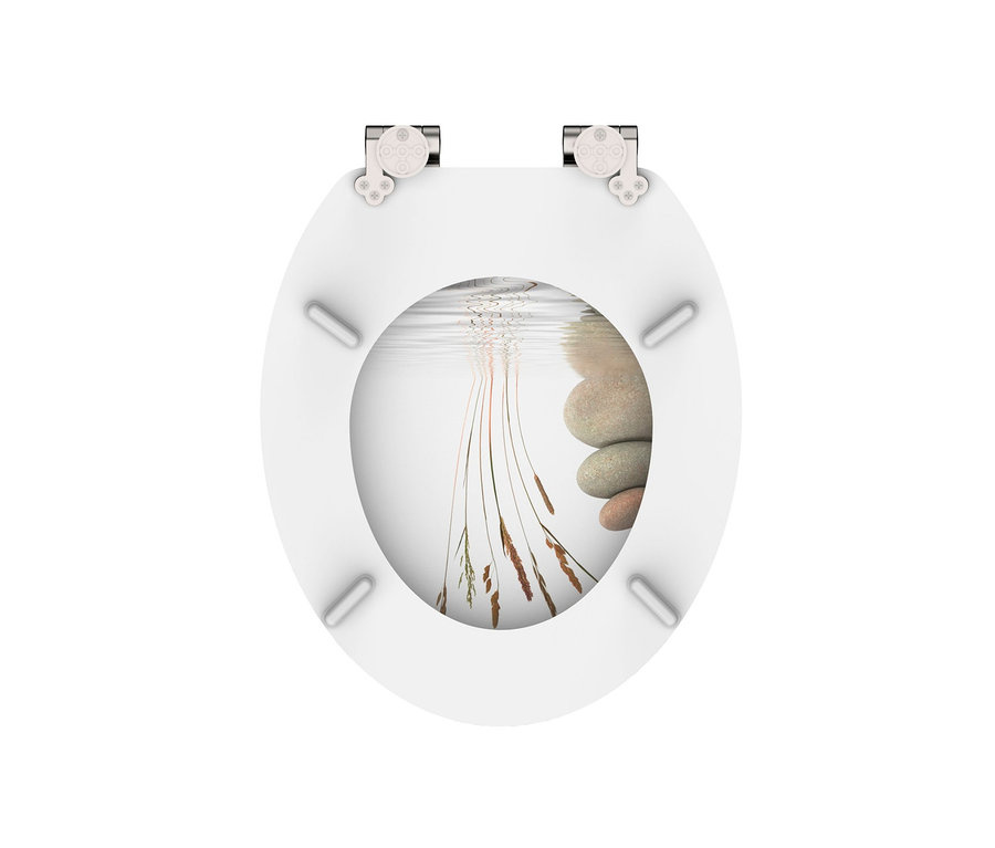 Weisse Toilette mit MDF WC-Sitz, Balance, mit Steinen und Gras im Wasser.