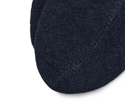 Detailaufnahme von 2 Paar warmen Sneaker-Füßlingen.