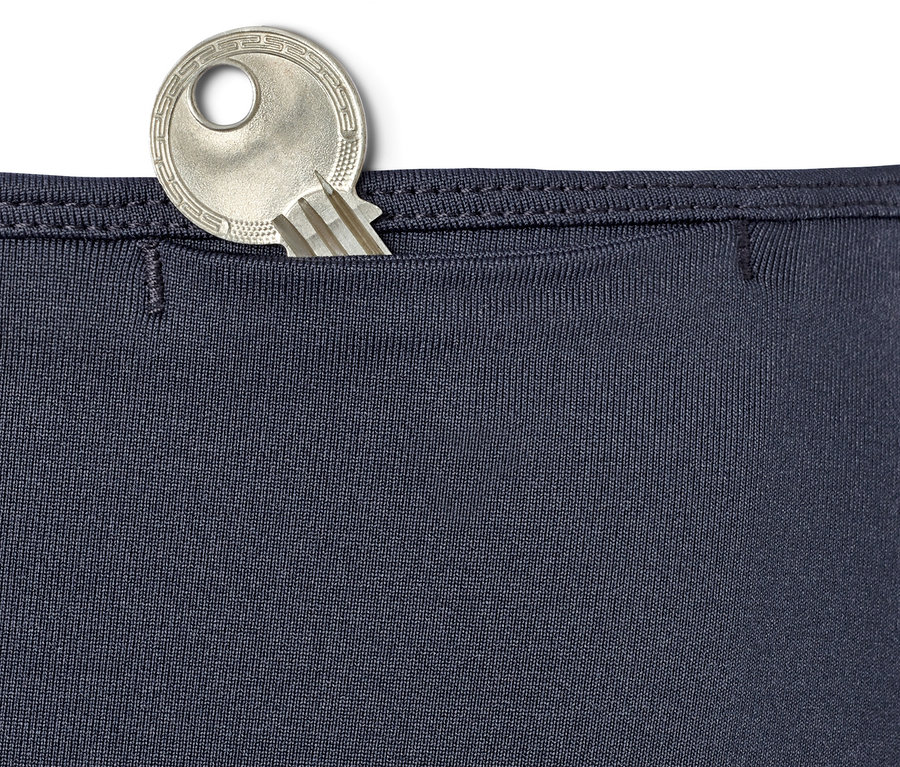 Schlüssel in der Tasche einer Super-Soft-3/4-Sporttight.