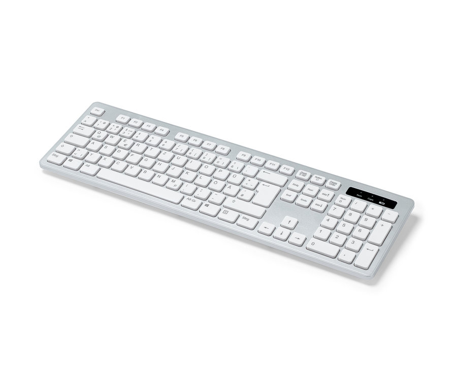 Eine silberne Tastatur auf weißem Hintergrund.
