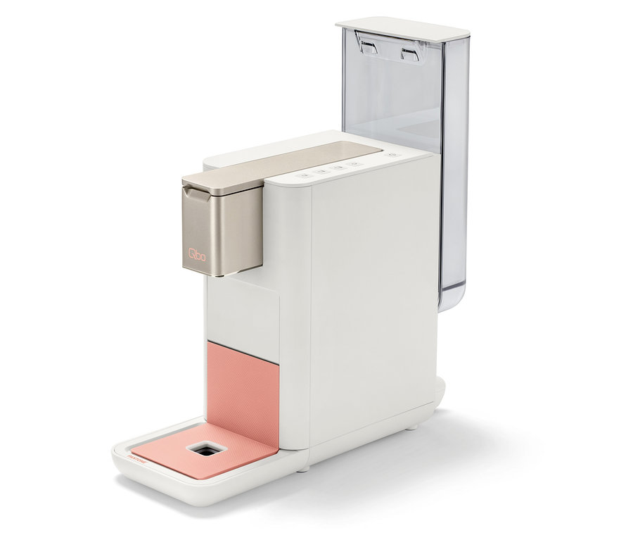 Qbo ICONIC x Pantone Special Edition Muted Clay Kaffeemaschine auf weißem Hintergrund.