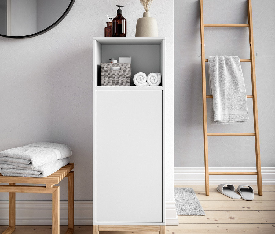 Im Badezimmer stehen ein Badschrank und eine Kleiderleiter aus Eiche.