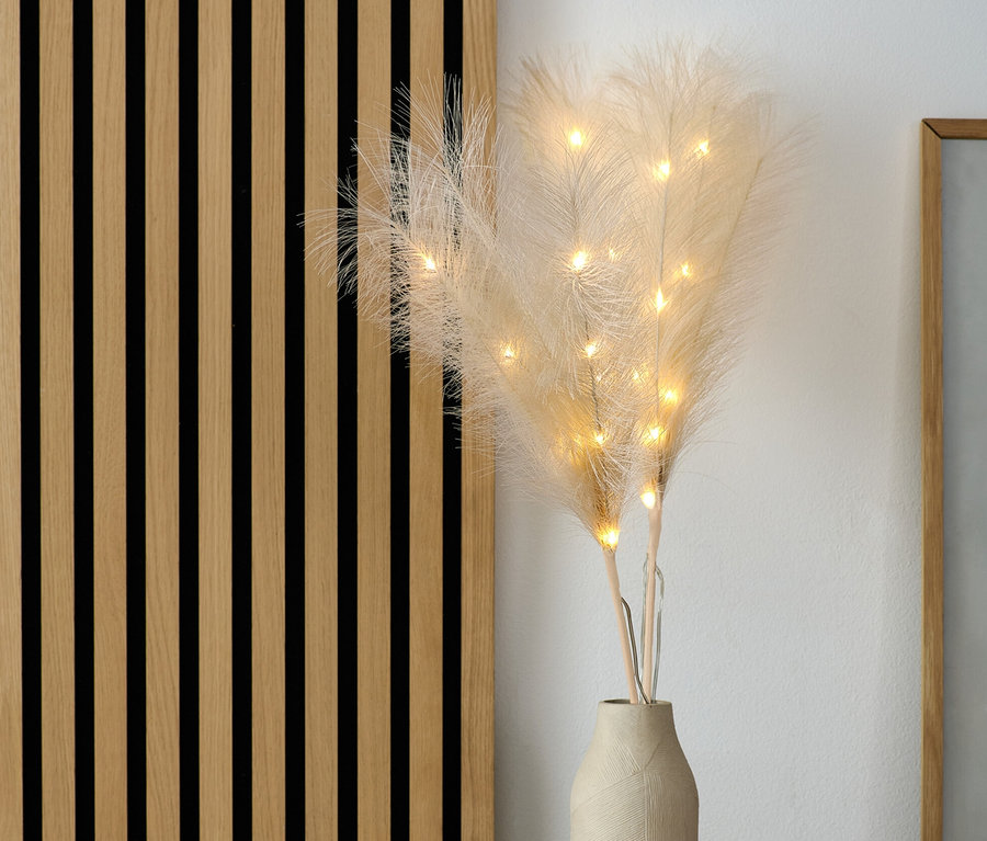 LED-Dekozweige »Pampasgras« in Vase auf Kommode.