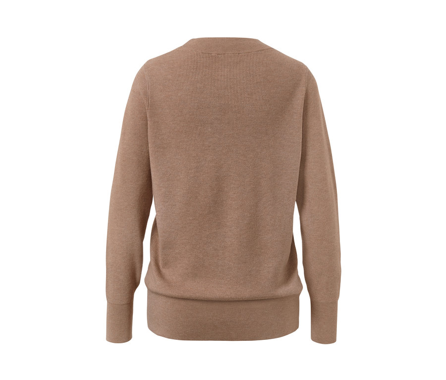 Detailansicht der Rückseite eines Strickpullovers.