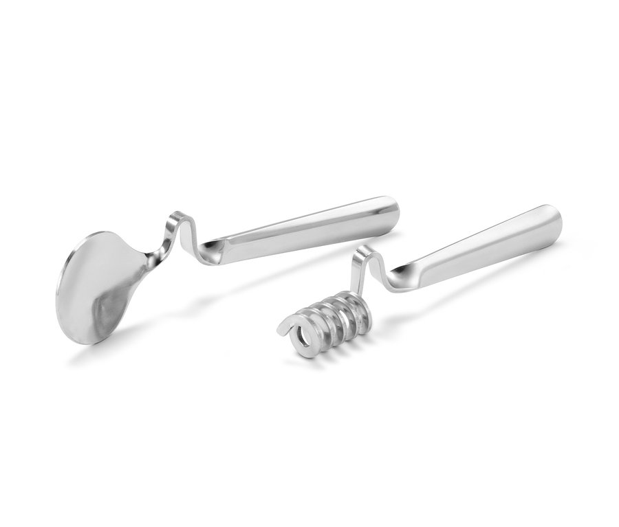 Zwei Marmeladen- und Honiglöffel auf weißem Hintergrund.