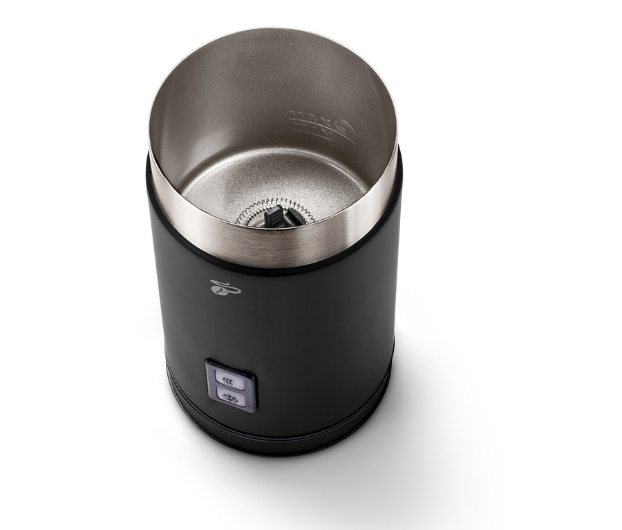 Schwarzer elektrischer Milchaufschäumer.