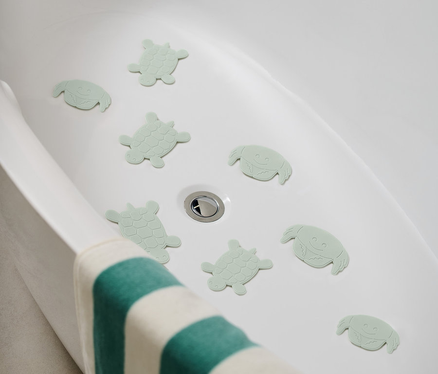 In einer Badewanne liegen 8 Antirutsch-Pads in Form von Schildkröten und Krabben.