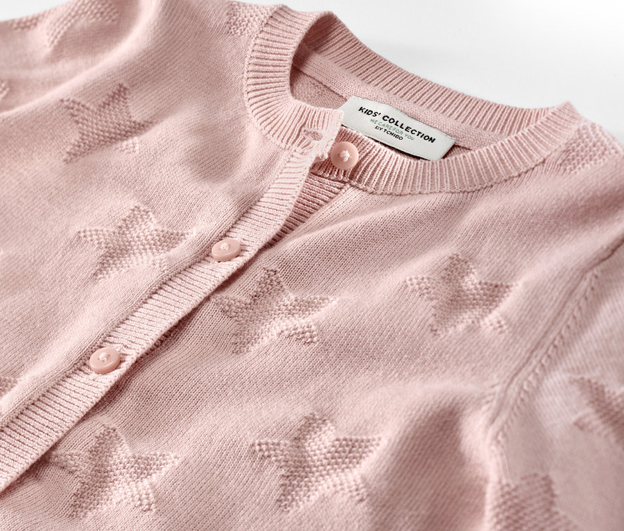 Detailansicht einer Kinder-Strickjacke mit Sternen.