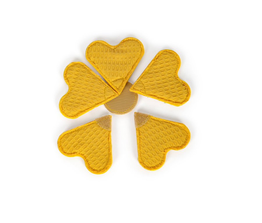 Gelbe Stoffherzen und ein Kreis bilden eine Blume auf weißem Grund, darunter ein Waffeleisen-Set »tasty« von small foot.