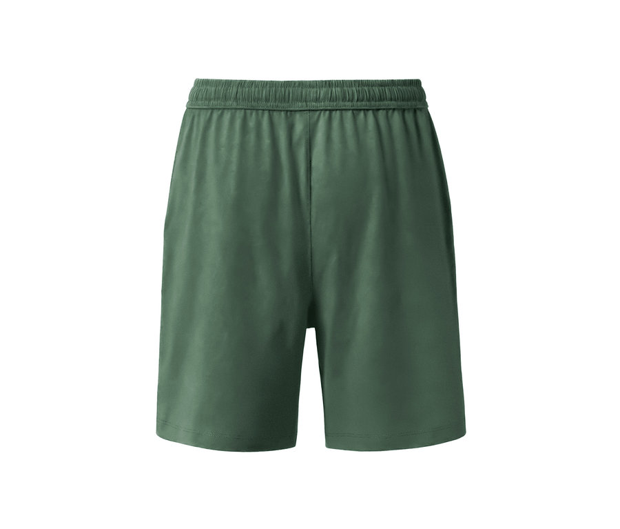 Eine Relaxshorts in Olivgrün vor einem weißen Hintergrund.