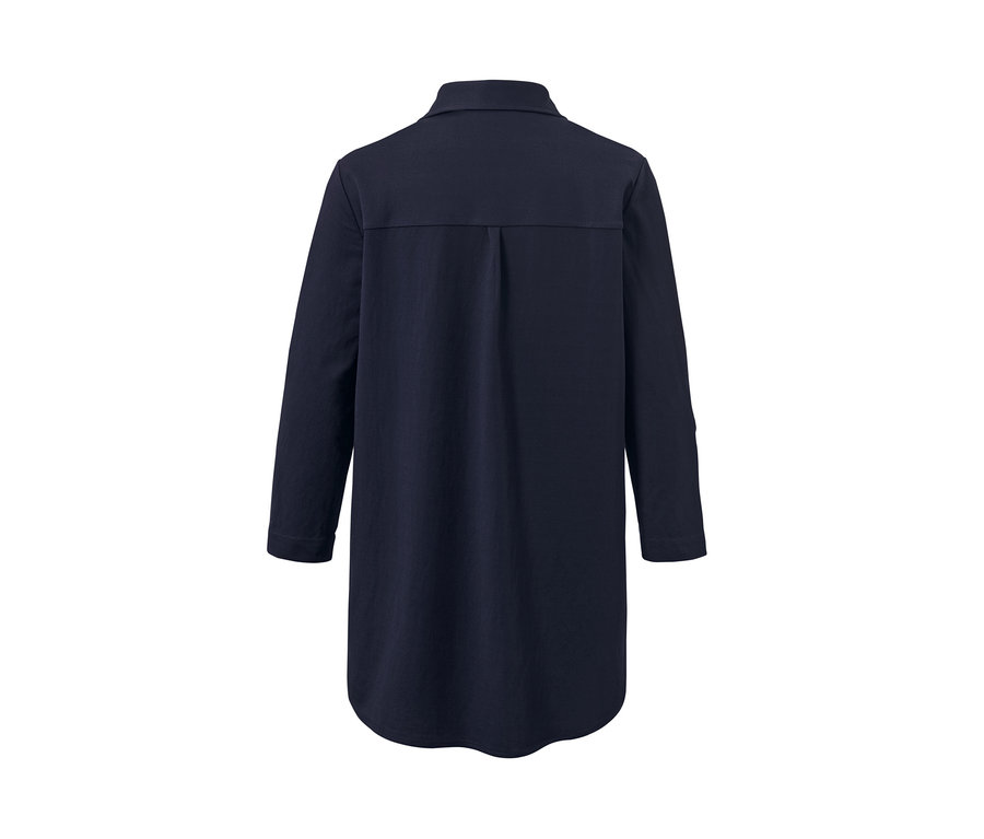 Detailansicht der Rückseite einer dunkelblauen Piqué-Jerseybluse.