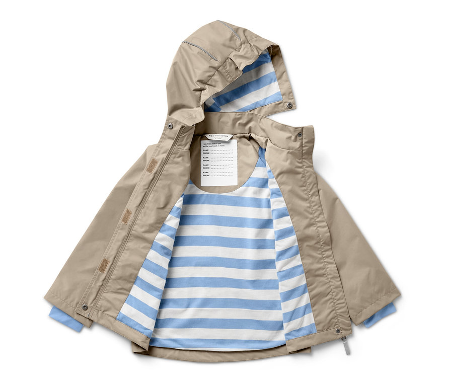 Geöffnete Kinder-Regenjacke, braun, mit blau-weiß gestreiftem Innenfutter liegt.