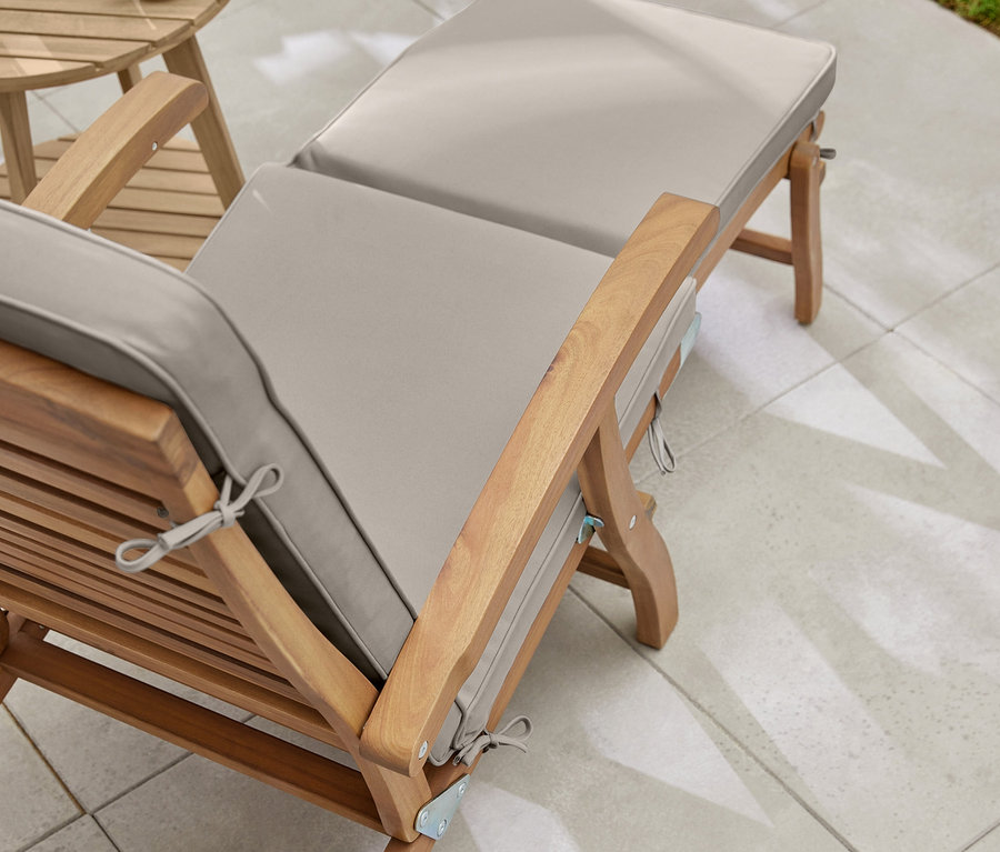 Detailaufnahme von Deckchair mit Polsterauflage und Beistelltisch »Lenja« mit 2 Ebenen in Teakoptik.