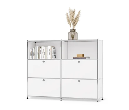 Weiße Kommode Metall »CN3« mit versetzbaren Klappenfächern, darauf eine Vase mit Gras und Bücher.