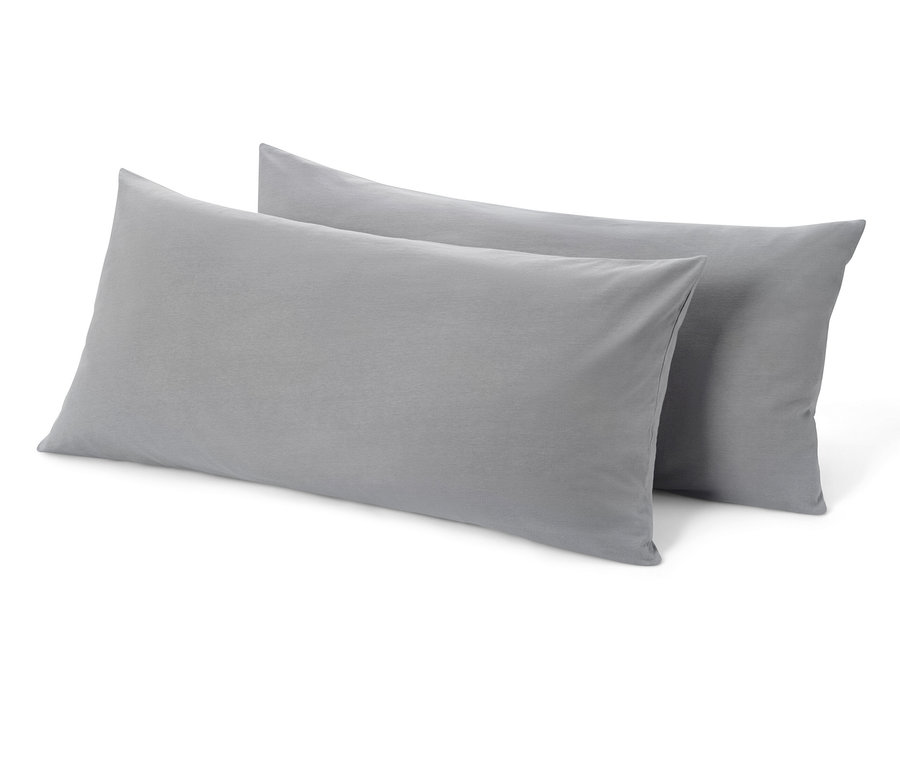 Zwei graue Jersey-Kopfkissenbezüge liegen nebeneinander.