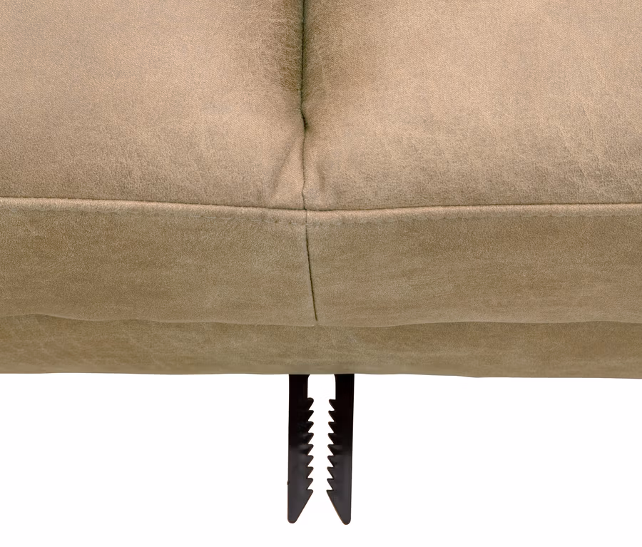 Detailansicht des Stoffes und der Füße des Federkern-Eckschlafsofas »Just More« mit Stauraumbank, sahara.