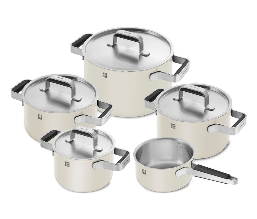 Ein fünfteiliges ZWILLING PURE Edelstahl-Kochgeschirr-Set in Elfenbeinfarbe.