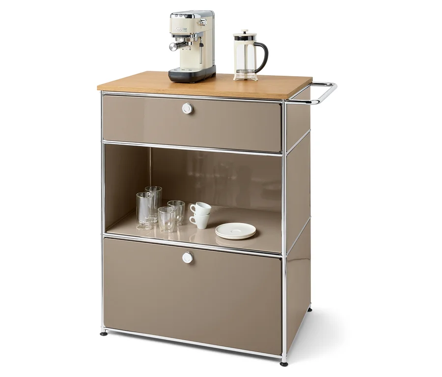 Kaffeemaschine und French Press auf brauner Kommode mit Schubladen, Gläsern und Tassen.