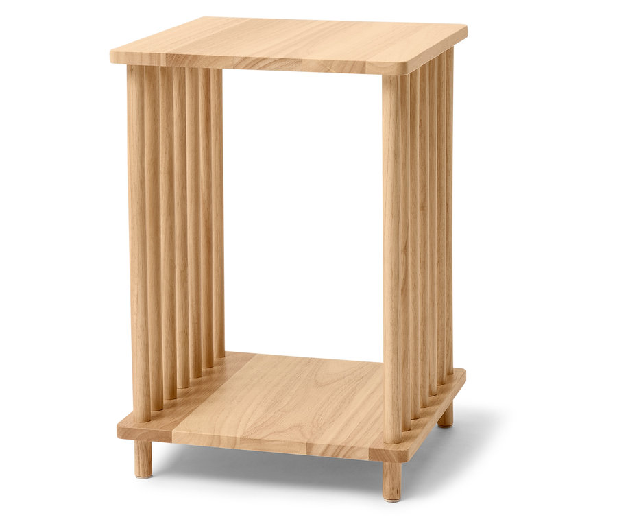 Rechteckiger Holztisch mit einem unteren Regal und Beinen aus Rundholz.
