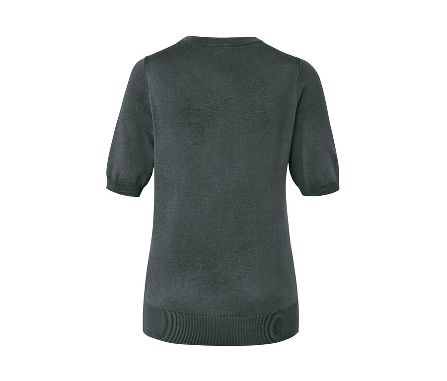 Rückansicht des grünen Feinstrickpullovers.