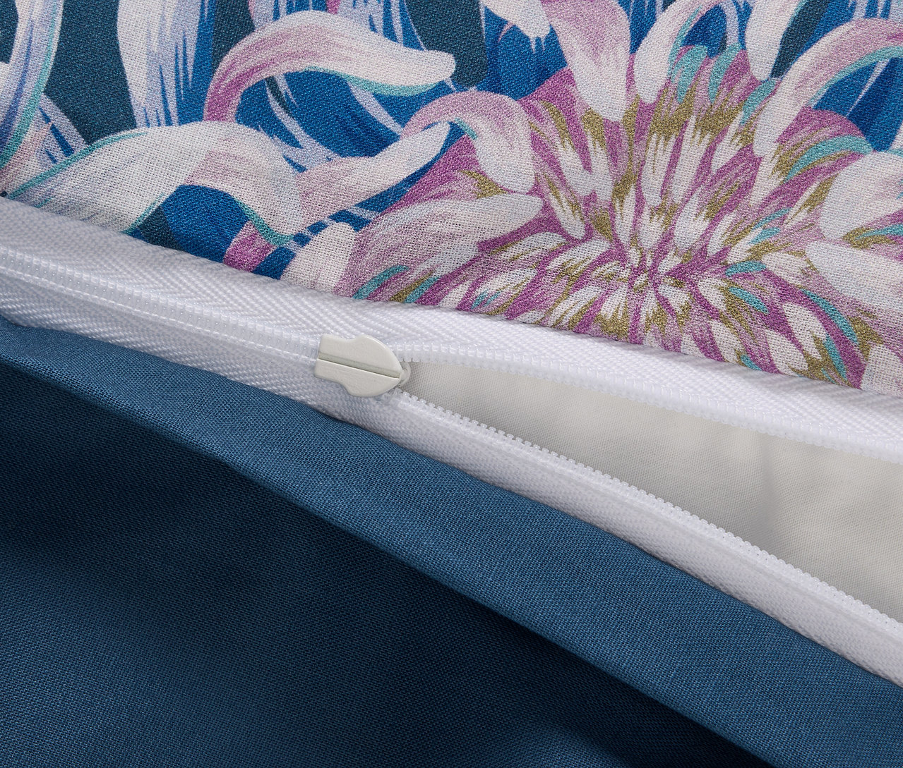 Detailansicht von Renforcé-Bettwäsche in Normalgröße mit Blumenmuster und Reißverschluss.