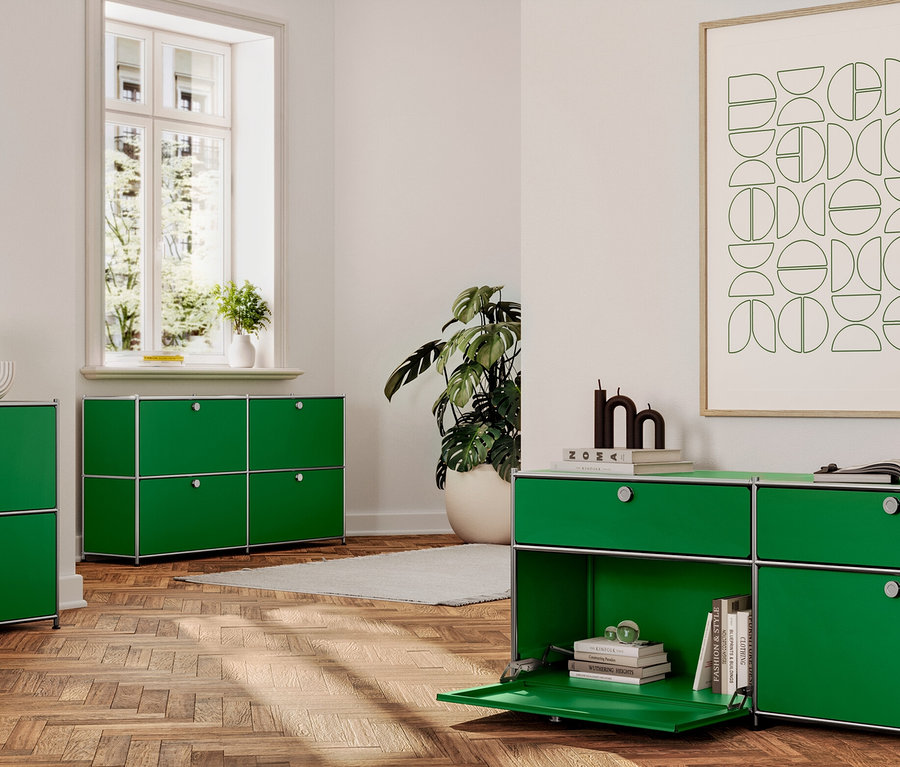 Wohnzimmer mit grünen Metall Sideboards »CN3« mit Klappfächern und Chromrahmen.