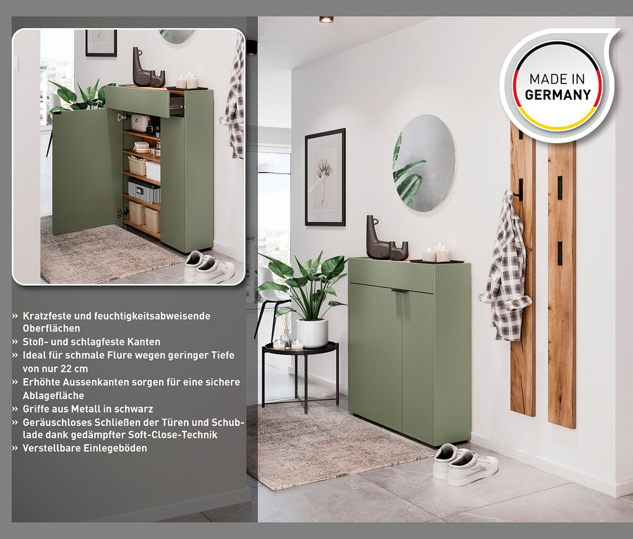Grüner Schuhschrank mit offener Tür und ausziehbarer Schublade. Schuhe und Teppich liegen auf dem Boden.