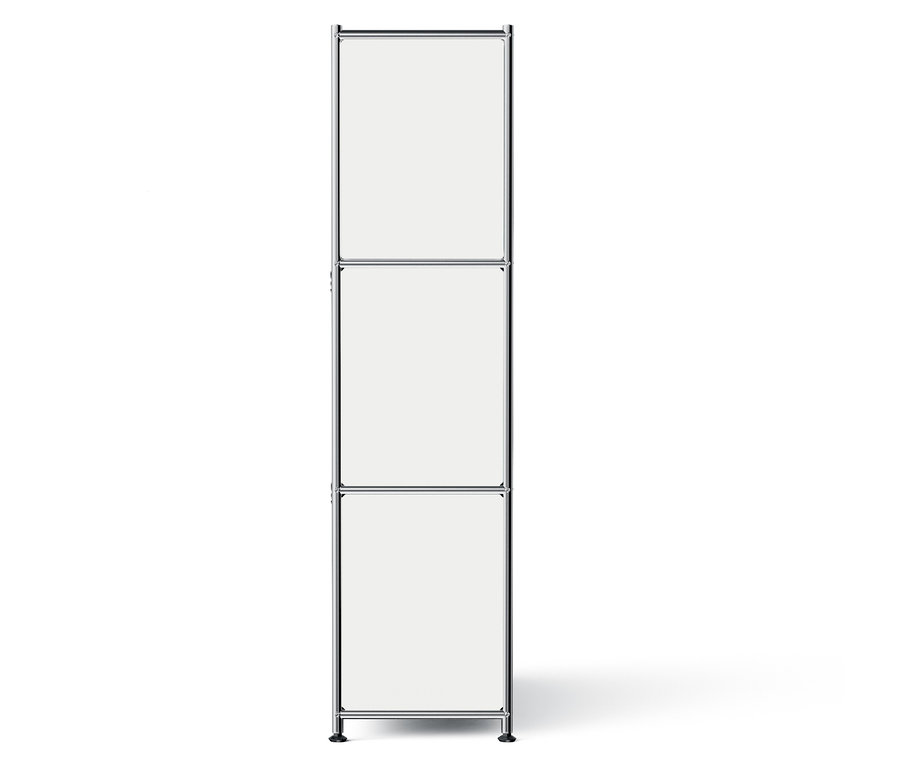 Ein silbernes Regal mit drei weißen Regalböden steht vor einem weißen Hintergrund.