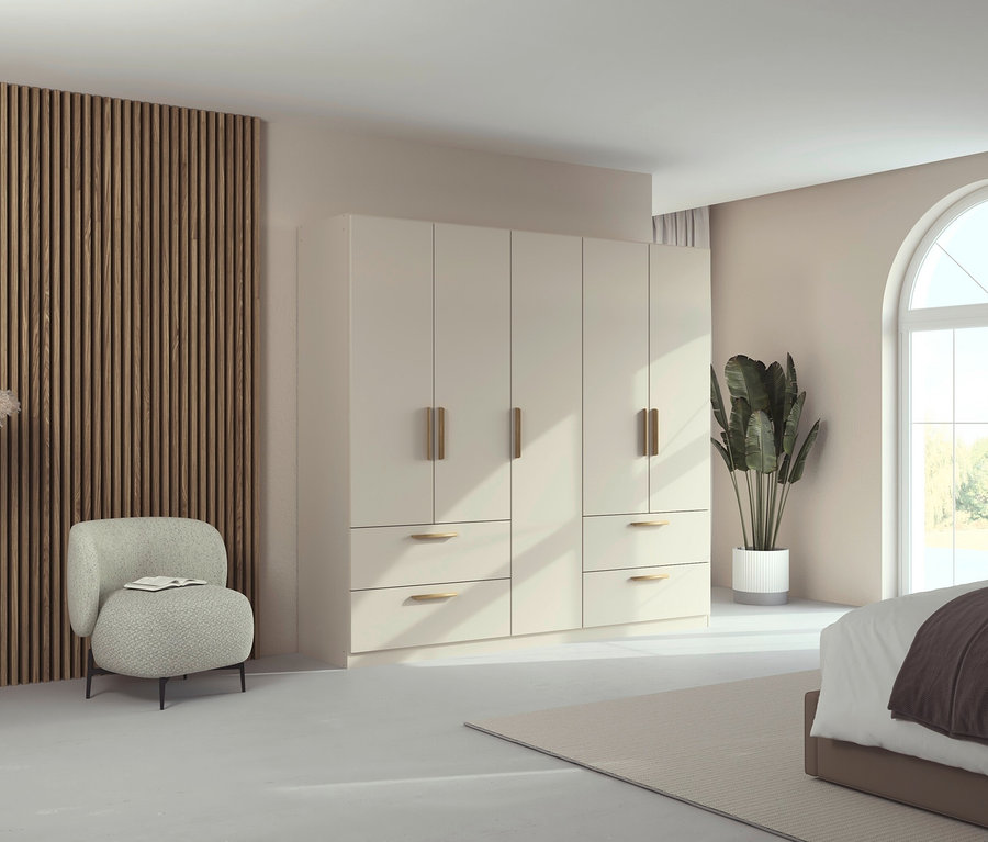 Schlafzimmer mit beigem Kleiderschrank, Sessel und Holzwandverkleidung.