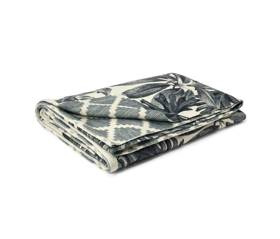 Zusammengelegter Outdoor-Wende-Teppich, ca. 250 x 180 cm, mit Pflanzen- und geometrischem Muster.