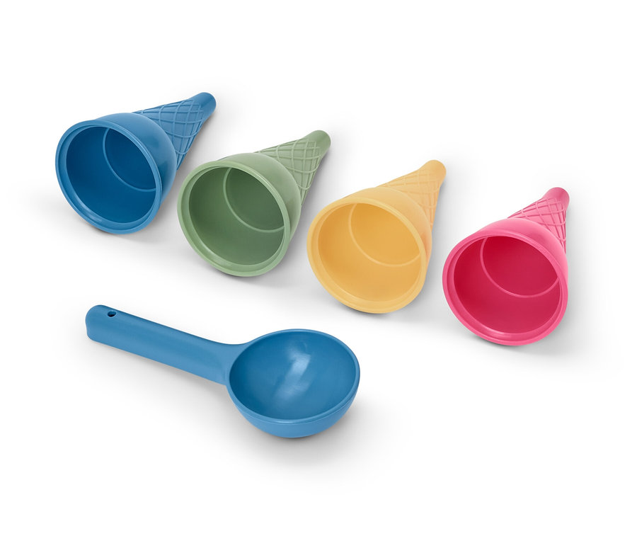 Vier Eis-Sandformen (blau, grün, gelb und pink) und eine blaue Schaufel auf weißem Hintergrund.