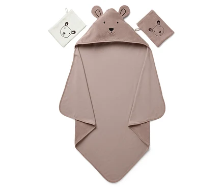 Beige Baby Kapuzenbadetuch mit Bärenmotiv und zwei kleinen Waschlappen auf weißem Hintergrund.