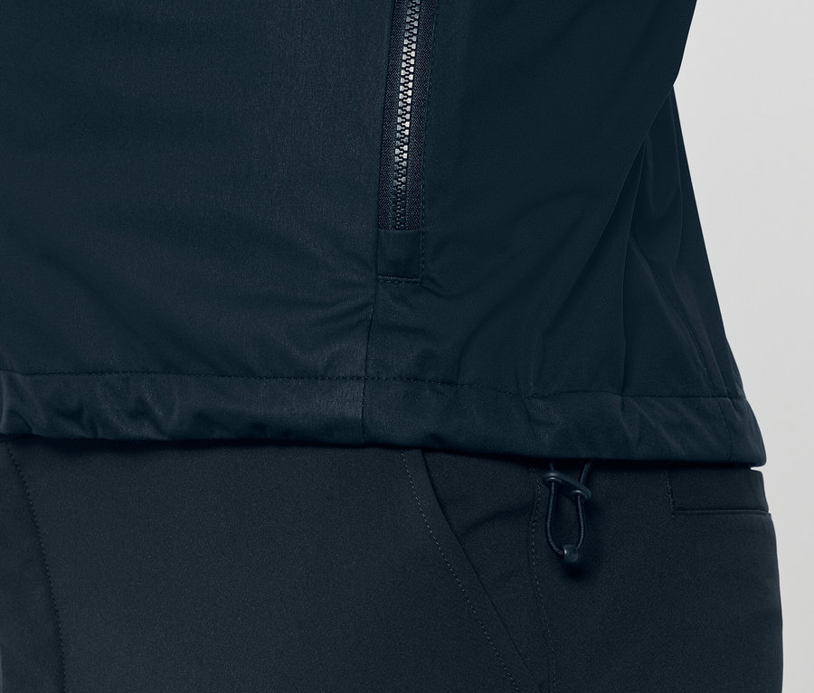 Detail einer Softshellweste und Hose.