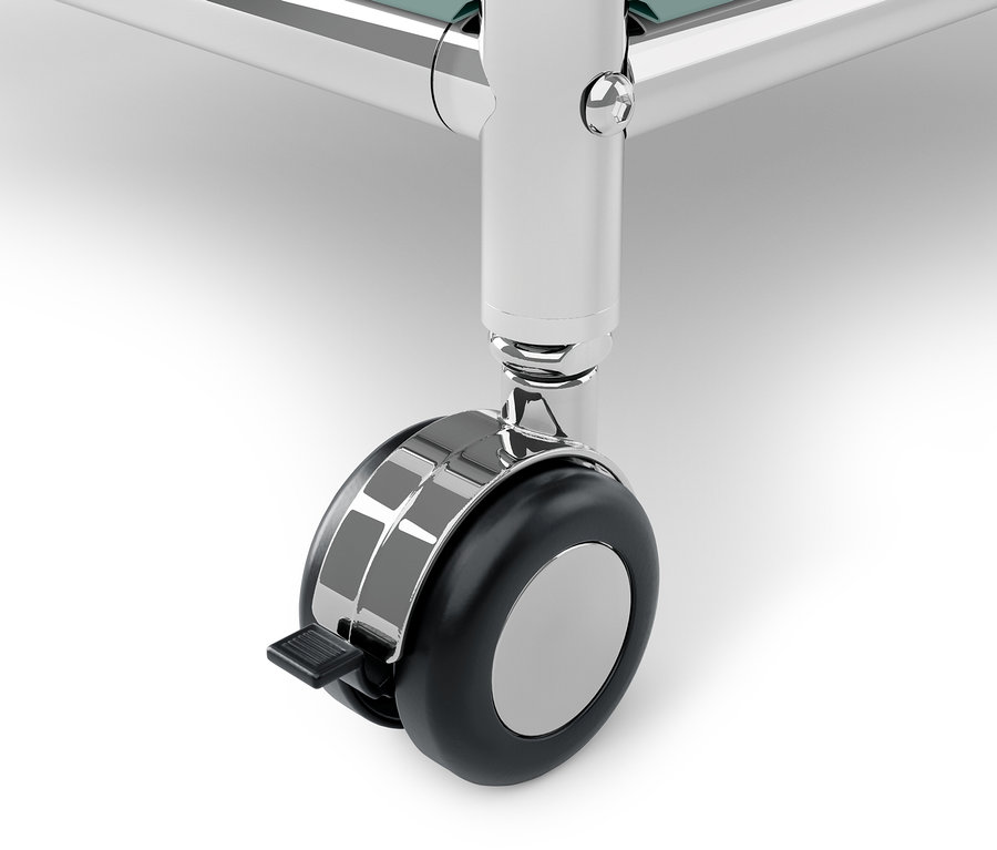 Detailaufnahme eines verchromten Wagenrads mit schwarzer Bremse auf weißem Hintergrund.